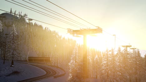 Leerer-Skilift.-Sessellift-Silhouette-Auf-Einem-Hohen-Berg-über-Dem-Wald-Bei-Sonnenuntergang